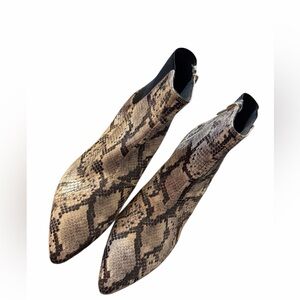 CLARKS🎀Snakeskin Ankle Booties🎀Black White Gray🎀Kitten Heel🎀Size 9🎀NWT🎀Chic!